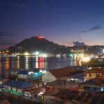 Kawasan Blok V Bawah, Jayapura, dengan pemandangan kota dan laut.