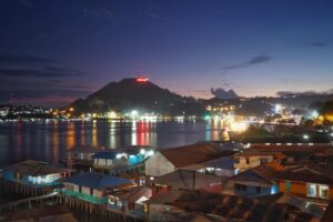 Kawasan Blok V Bawah, Jayapura, dengan pemandangan kota dan laut.