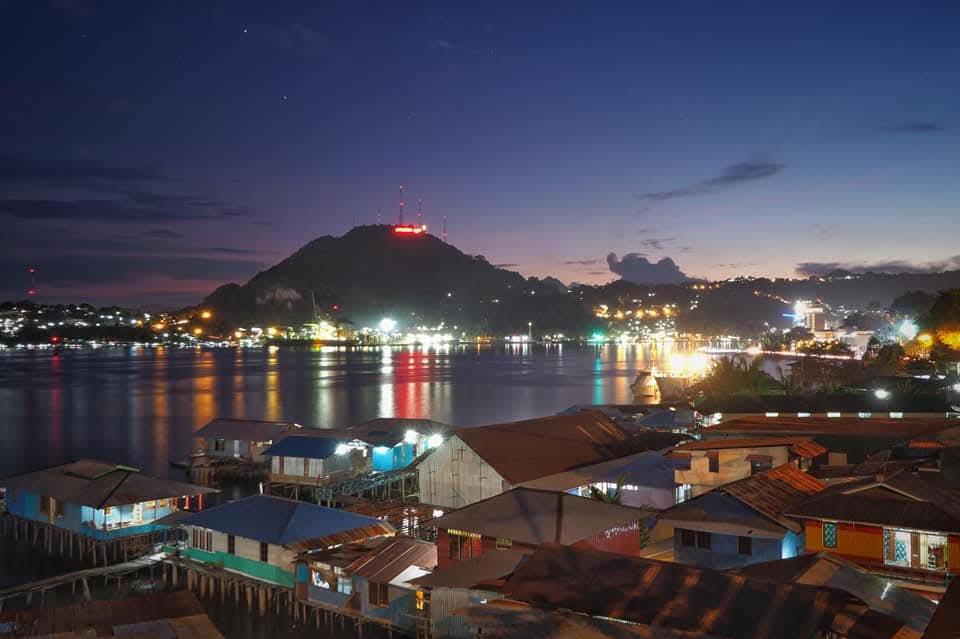 Kawasan Blok V Bawah, Jayapura, dengan pemandangan kota dan laut.