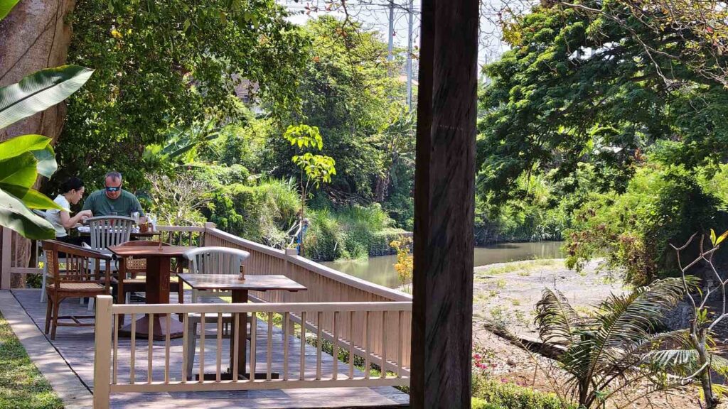 Margot Riverside Restaurant di kawasan Kota Denpasar, Bali.