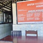 Warung Nyoman sebagai tempat makan yang buka siang dan kembali melayani pembeli pada sore hingga malam hari.