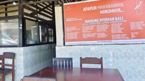 Warung Nyoman sebagai tempat makan yang buka siang dan kembali melayani pembeli pada sore hingga malam hari.