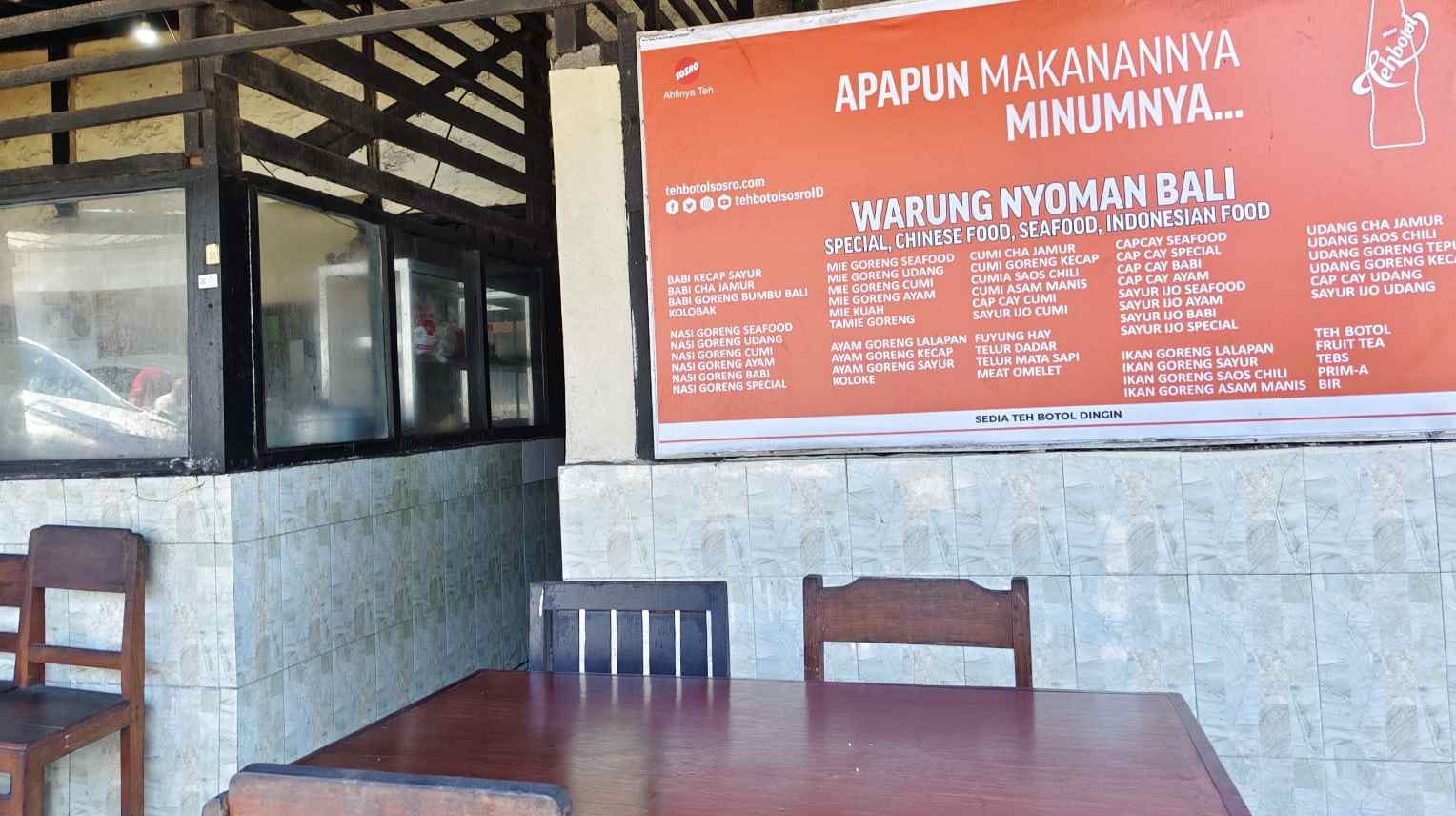 Warung Nyoman sebagai tempat makan yang buka siang dan kembali melayani pembeli pada sore hingga malam hari.