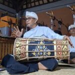 Wayan Aksara menunjukkan semangat ngayah melalui upaya menjaga kelestarian lingkungan.