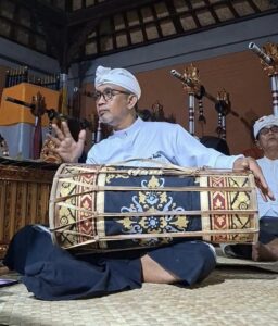 Wayan Aksara menunjukkan semangat ngayah melalui upaya menjaga kelestarian lingkungan.