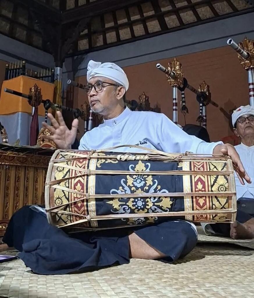 Wayan Aksara menunjukkan semangat ngayah melalui upaya menjaga kelestarian lingkungan.
