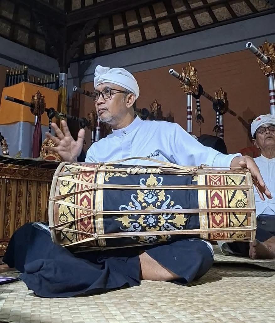 Wayan Aksara menunjukkan semangat ngayah melalui upaya menjaga kelestarian lingkungan.