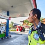Aiptu Karya, anggota Polsek Denpasar Selatan, bertugas menjaga keamanan dan ketertiban di SPBU kawasan Sanur saat terjadi kelangkaan BBM di Bali.