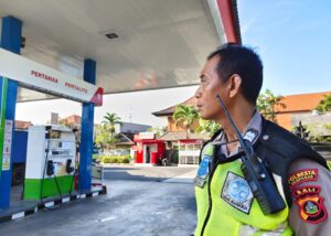 Aiptu Karya, anggota Polsek Denpasar Selatan, bertugas menjaga keamanan dan ketertiban di SPBU kawasan Sanur saat terjadi kelangkaan BBM di Bali.