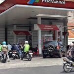 Antrean kendaraan di SPBU akibat terbatasnya ketersediaan beberapa jenis BBM.