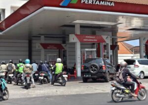 Antrean kendaraan di SPBU akibat terbatasnya ketersediaan beberapa jenis BBM.