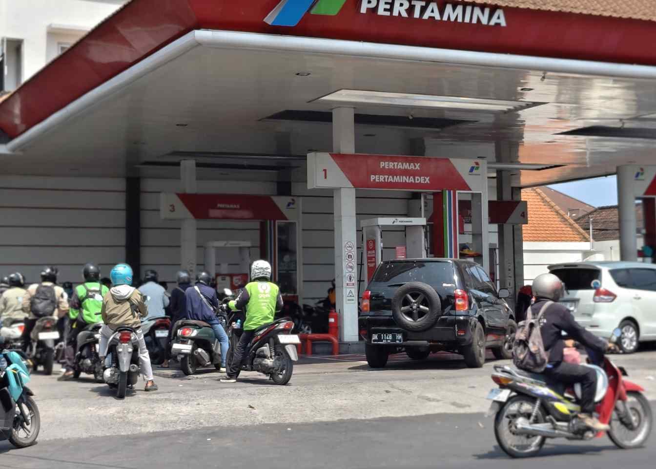 Antrean kendaraan di SPBU akibat terbatasnya ketersediaan beberapa jenis BBM.