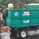 Babinsa Kelurahan Serangan Koptu I Komang Pasek bersama warga melaksanakan kegiatan Jumat Bersih di kawasan Jalan Tukad Punggawa, Banjar Dukuh.
