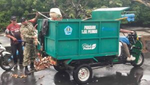 Babinsa Kelurahan Serangan Koptu I Komang Pasek bersama warga melaksanakan kegiatan Jumat Bersih di kawasan Jalan Tukad Punggawa, Banjar Dukuh.