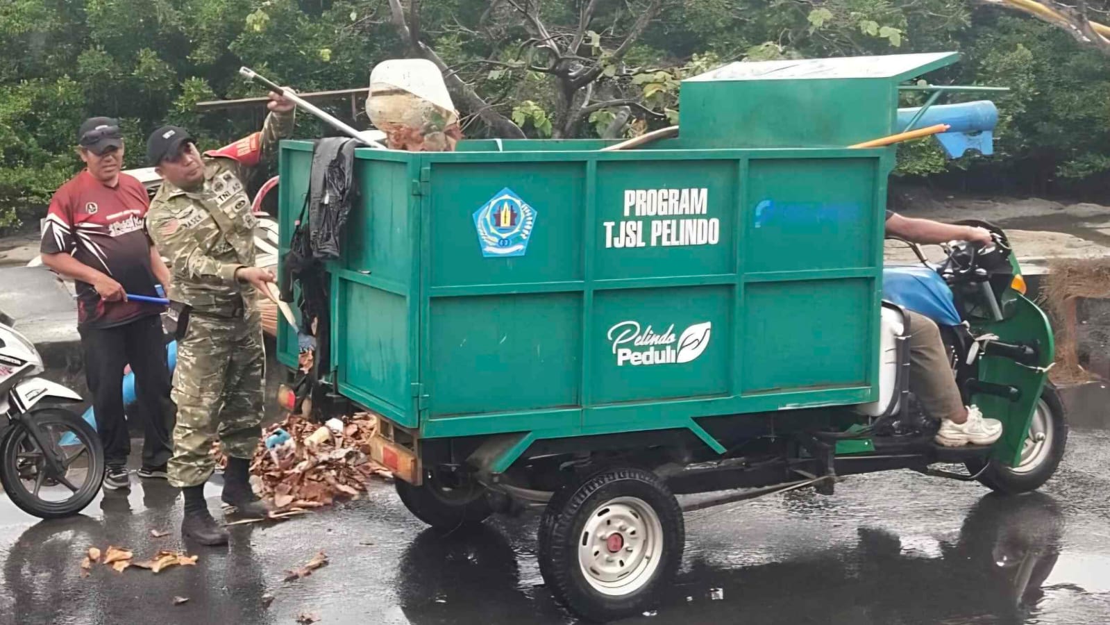 Babinsa Kelurahan Serangan Koptu I Komang Pasek bersama warga melaksanakan kegiatan Jumat Bersih di kawasan Jalan Tukad Punggawa, Banjar Dukuh.