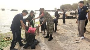 Babinsa Kelurahan Serangan, Koptu I Komang Pasek, menyampaikan pentingnya kepedulian bersama terhadap lingkungan melalui kegiatan Jumat Bersih.