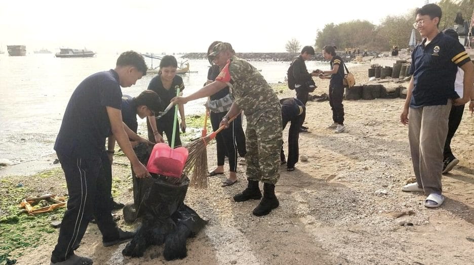 Babinsa Kelurahan Serangan, Koptu I Komang Pasek, menyampaikan pentingnya kepedulian bersama terhadap lingkungan melalui kegiatan Jumat Bersih.