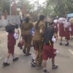 Babinsa Kelurahan Serangan, Koptu I Komang Pasek, mendampingi dan memantau pelaksanaan kegiatan.