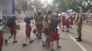 Babinsa Kelurahan Serangan, Koptu I Komang Pasek, mendampingi dan memantau pelaksanaan kegiatan.