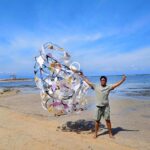Kadek membuat layangan yang menarik saat dipajang maupun diterbangkan di alam terbuka.
