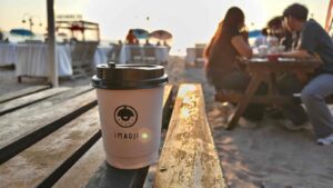 Imadji Coffee menawarkan pengalaman menikmati kopi, suasana pantai, dan senja di Bali.