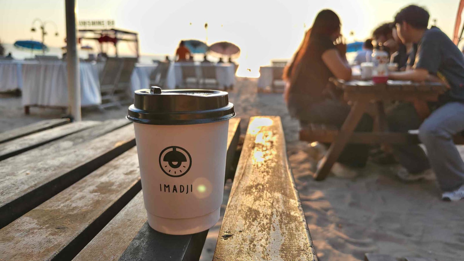 Imadji Coffee menawarkan pengalaman menikmati kopi, suasana pantai, dan senja di Bali.