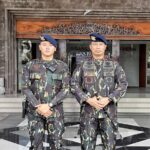 Dansat Brimob Polda Bali Kombes Pol. Febryanto Siagian bersama ajudannya, Briptu Kadek Nanda.