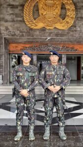 Dansat Brimob Polda Bali Kombes Pol. Febryanto Siagian bersama ajudannya, Briptu Kadek Nanda.