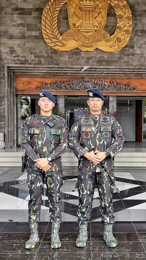 Dansat Brimob Polda Bali Kombes Pol. Febryanto Siagian bersama ajudannya, Briptu Kadek Nanda.