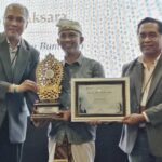 I Wayan Aksara menerima penghargaan Aktivis Lingkungan & Pemimpin Keberlanjutan pada ITLS Awards 2026.