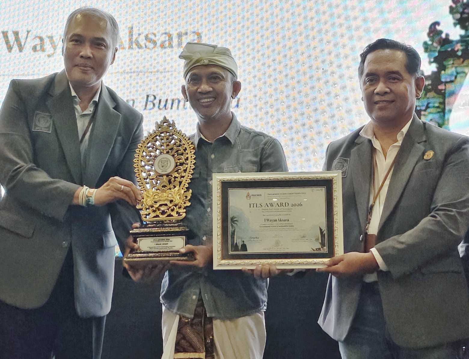 I Wayan Aksara menerima penghargaan Aktivis Lingkungan & Pemimpin Keberlanjutan pada ITLS Awards 2026.