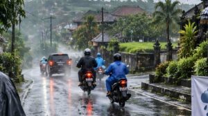 Informasi prakiraan cuaca untuk membantu masyarakat mempersiapkan diri menghadapi peralihan menuju musim hujan.