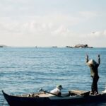 Perahu kecil di atas air menggambarkan keberanian memulai perjalanan dengan keyakinan dan harapan.