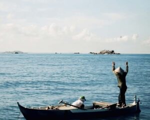 Perahu kecil di atas air menggambarkan keberanian memulai perjalanan dengan keyakinan dan harapan.