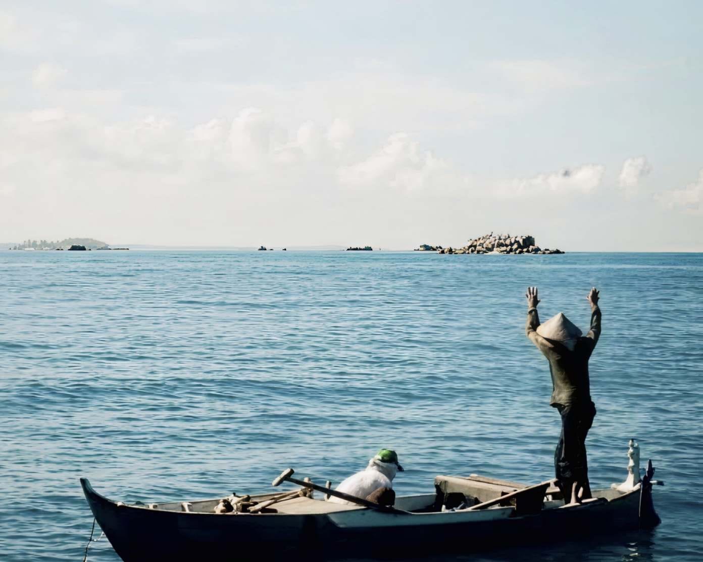 Perahu kecil di atas air menggambarkan keberanian memulai perjalanan dengan keyakinan dan harapan.