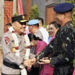 Kapolda Bali Irjen Pol. Dr. Pasma Royce bersalaman dengan Dansat Brimob Polda Bali Kombes Pol. Febryanto Siagian.