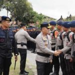 Kapolda Bali Irjen Pol. Pasma Royce bersama Dansat Brimob Kombes Pol. Febryanto Siagian mengecek kesiapan 100 personel Brimob untuk tugas penanganan karhutla di Kalimantan Selatan.