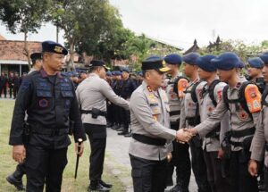 Kapolda Bali Irjen Pol. Pasma Royce bersama Dansat Brimob Kombes Pol. Febryanto Siagian mengecek kesiapan 100 personel Brimob untuk tugas penanganan karhutla di Kalimantan Selatan.