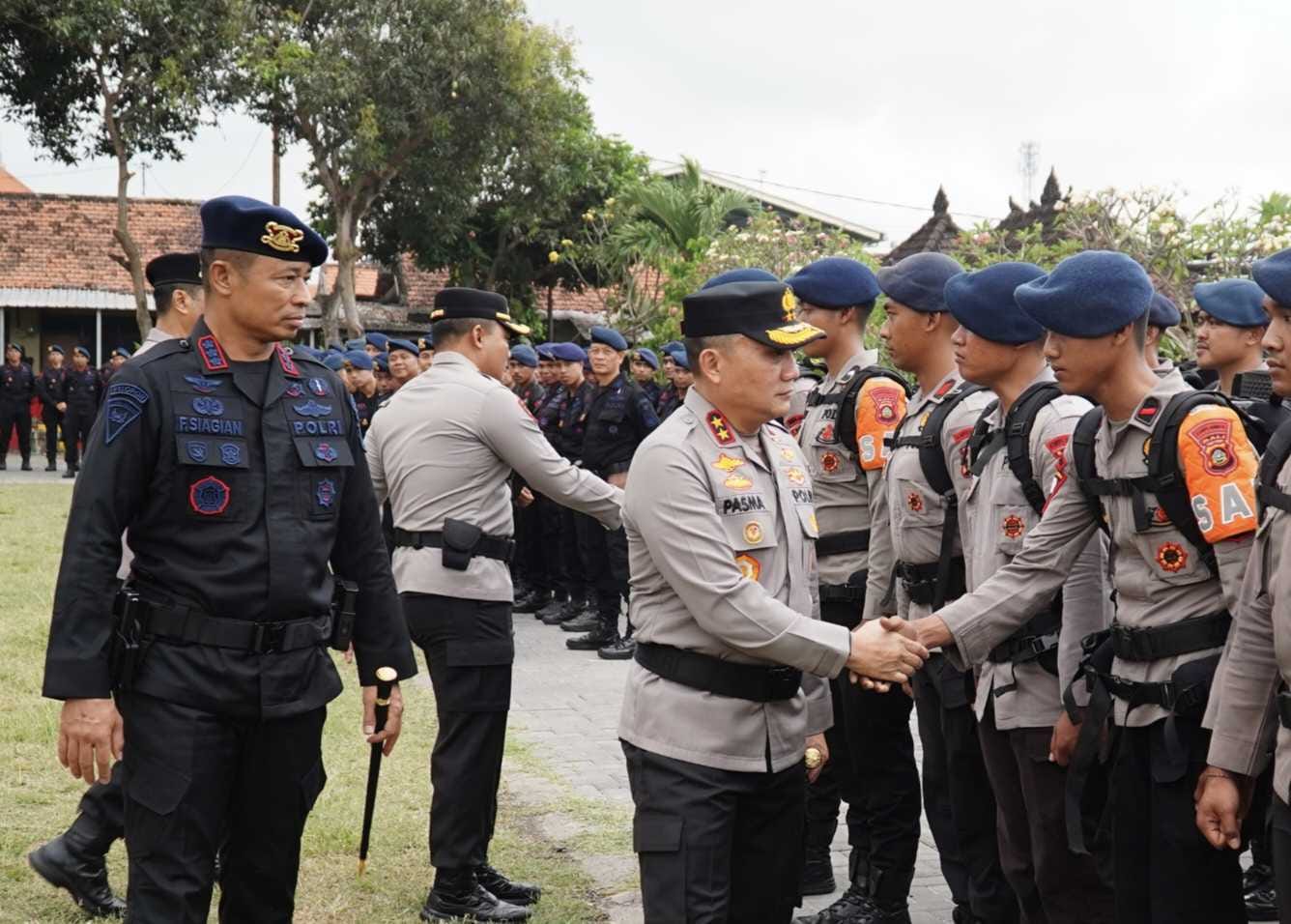 Kapolda Bali Irjen Pol. Pasma Royce bersama Dansat Brimob Kombes Pol. Febryanto Siagian mengecek kesiapan 100 personel Brimob untuk tugas penanganan karhutla di Kalimantan Selatan.