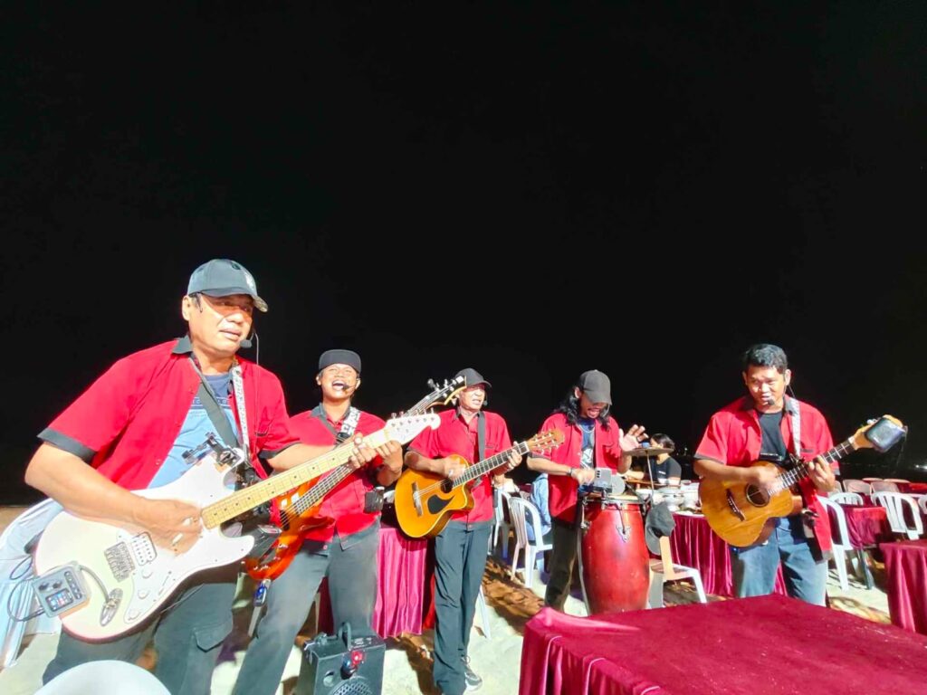 Musisi menghibur pengunjung dengan memainkan lagu sesuai permintaan wisatawan.