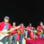 Musisi menghibur pengunjung dengan memainkan lagu sesuai permintaan wisatawan.