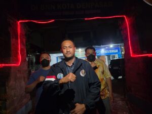 Kepala BNN Kota Denpasar Kombes Pol. Leo Dedy de Fretes saat memimpin penindakan kasus peredaran narkoba di lokasi kejadian.