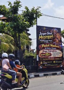 Upacara Ngaben sebagai bentuk penghormatan terakhir kepada orang yang telah meninggal dalam tradisi Bali.