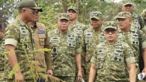 Pangdam XXII/Tambun Bungai mendampingi Kasad dan Kepala BNPB meninjau penanganan kebakaran hutan dan lahan di Kalimantan Selatan dan Kalimantan Tengah.