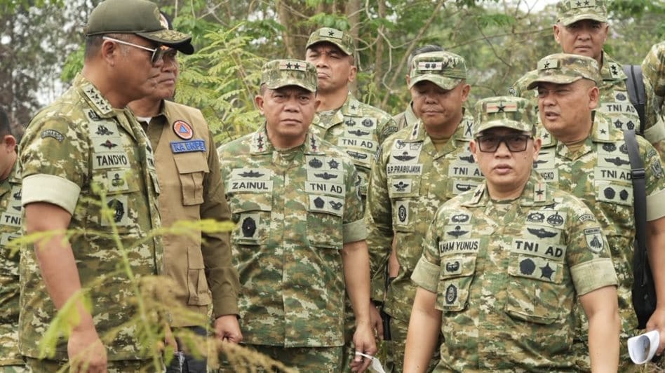 Pangdam XXII/Tambun Bungai mendampingi Kasad dan Kepala BNPB meninjau penanganan kebakaran hutan dan lahan di Kalimantan Selatan dan Kalimantan Tengah.