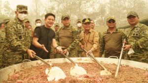 Pangdam XXII/Tambun Bungai Mayjen TNI Zainul Arifin bersama Gubernur Kalimantan Tengah H. Agustiar Sabran mengikuti kegiatan Kuliner Merah Putih bersama Bobon Santoso.