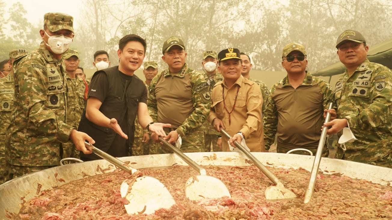 Pangdam XXII/Tambun Bungai Mayjen TNI Zainul Arifin bersama Gubernur Kalimantan Tengah H. Agustiar Sabran mengikuti kegiatan Kuliner Merah Putih bersama Bobon Santoso.