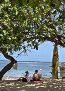 Suasana Pantai Karang Sanur dengan laut, pasir, dan kehidupan pesisir.