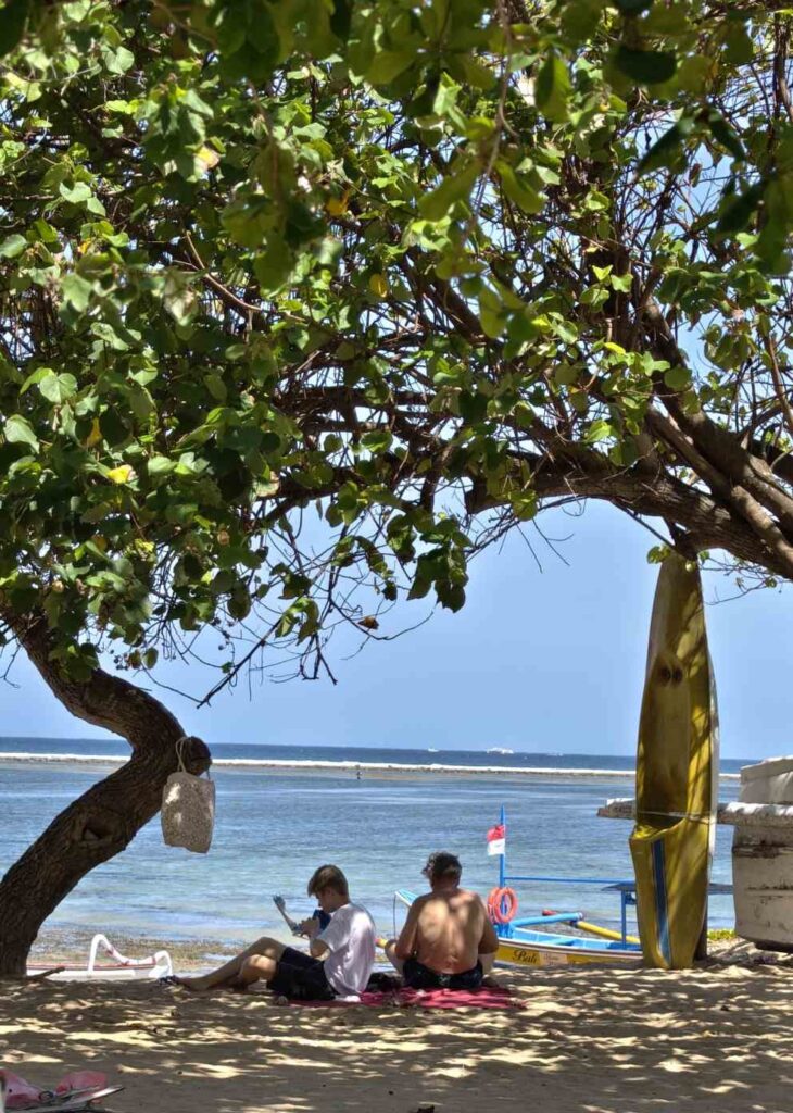 Suasana Pantai Karang Sanur dengan laut, pasir, dan kehidupan pesisir.