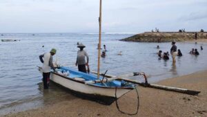 Pantai Sindhu menjadi ruang wisata sekaligus bagian dari kehidupan masyarakat setempat.
